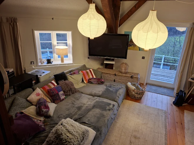 Große, gemütliche Sofaecke mit großem 62 Zoll Fernseher Sofaecke mit vielen Kissen - Wohnbereich im 1. OG Bild 1 660/495