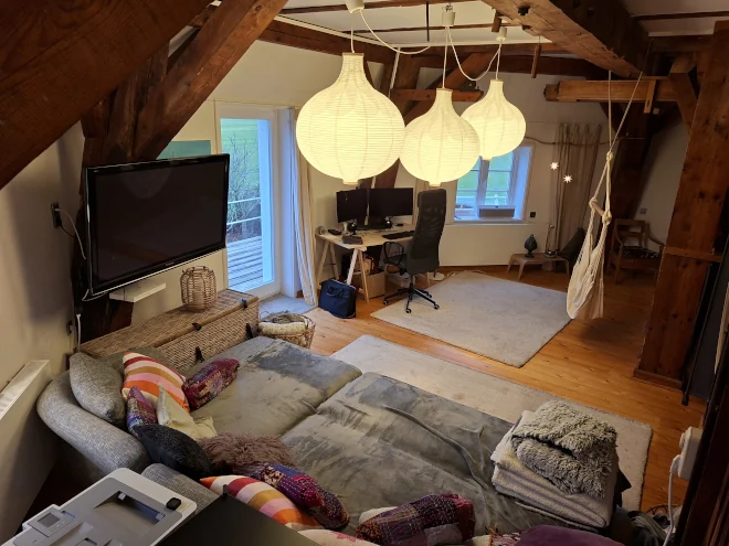 Große, gemütliche Sofaecke mit großem 62 Zoll Fernseher und Blick auf den Bildschirmarbeitsplatz Sofaecke und Bildschirmarbeitsplatz - Wohnbereich im 1. OG Bild 2 660/495