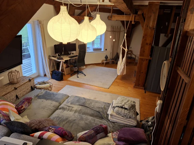 Große, gemütliche Sofaecke mit großem 62 Zoll Fernseher und Blick auf den Bildschirmarbeitsplatz Sofaecke und Bildschirmarbeitsplatz - Wohnbereich im 1. OG Bild 3 660/495