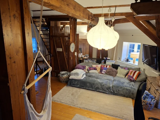 Große, gemütliche Sofaecke mit vielen Kissen aus einer anderen Perspektive Sofaecke andere Perspektive - Wohnbereich im 1. OG Bild 5 660/495