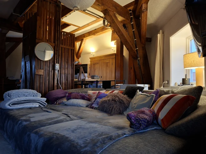 Große, gemütliche Sofaecke mit vielen Kissen aus einer anderen Perspektive Sofaecke andere Perspektive - Wohnbereich im 1. OG Bild 6 660/495
