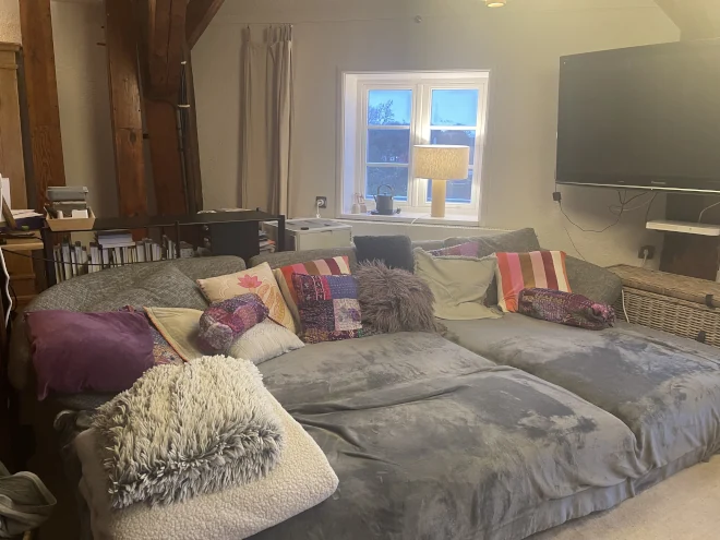 Nahaufnahme der Sofaecke Nahaufnahme der Sofaecke - Wohnbereich im 1. OG Bild 8 660/495
