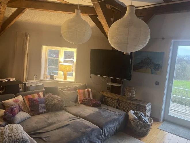 Nahaufnahme der Sofaecke Nahaufnahme der Sofaecke - Wohnbereich im 1. OG Bild 9 660/495