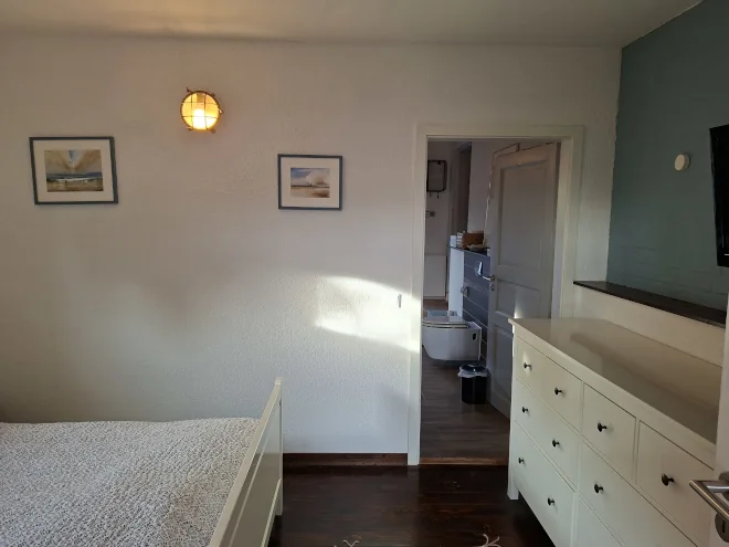 Doppelbett G&auml;stezimmer mit offener T&uuml;r zum Bad