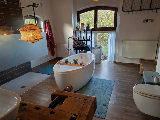 Luxuriöses Bad zum Gästezimmer