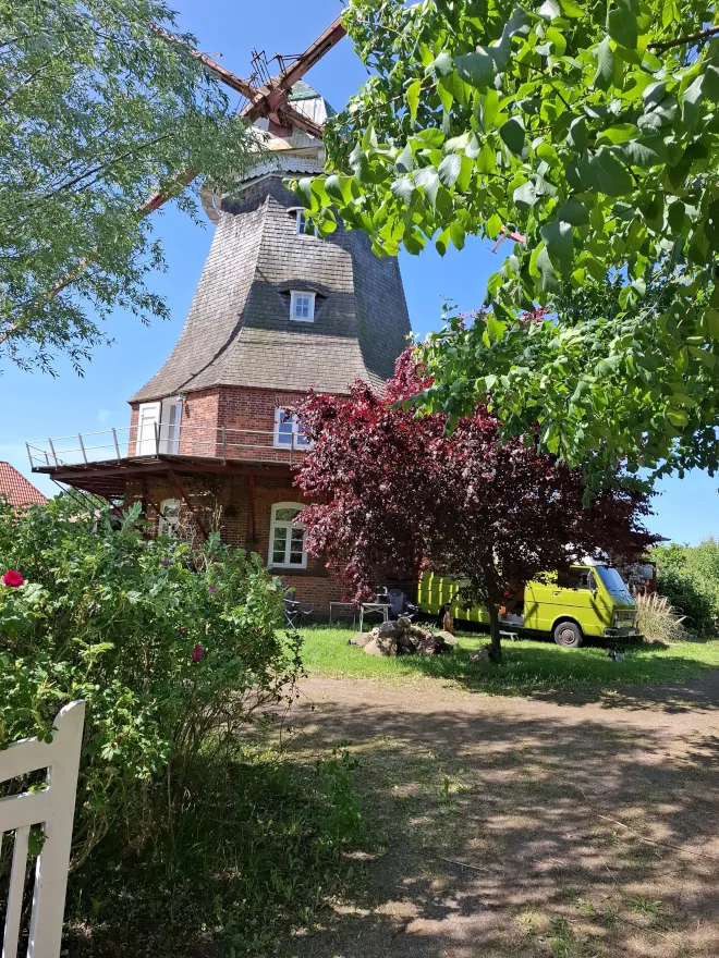 Wohnmobil vor der Mühle