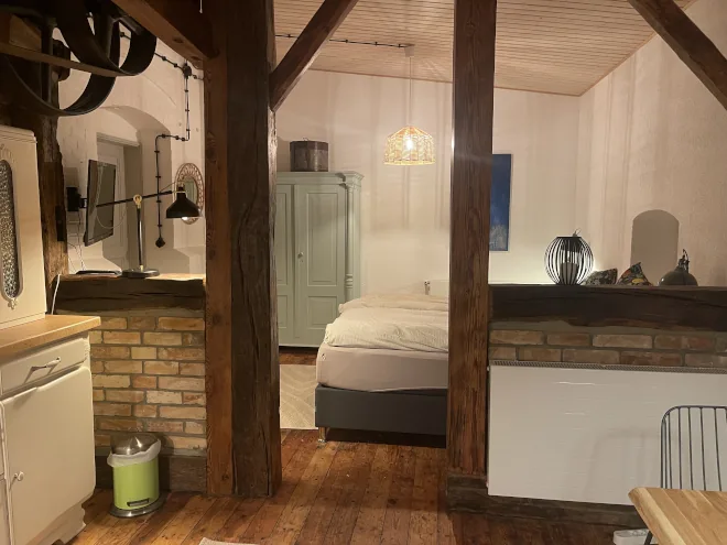 Blick vom Esszimmer auf den Schlafbereich.